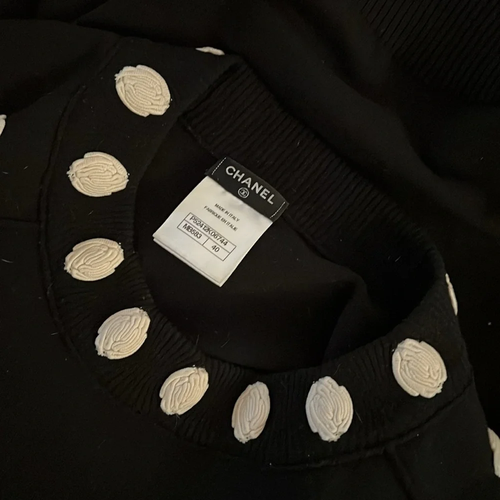 CHANEL BLACK SWEATER with White Camilla Flowers Size 40 - Picture 11 of 11